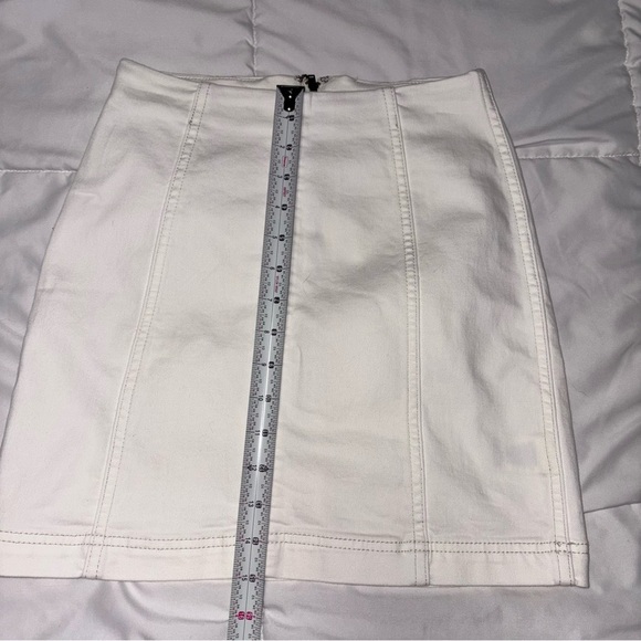 Free People Femme White Denim Mini Skirt Size 2 - Picture 8 of 9